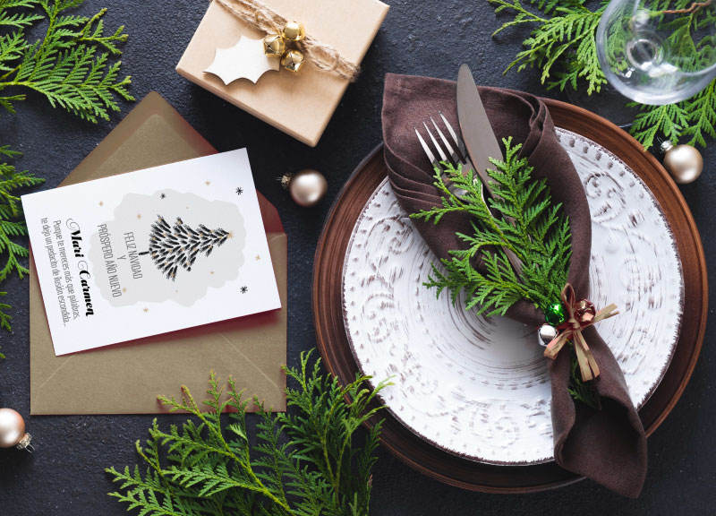 TARJETA-NAVIDADENA-PERSONALIZADA-ILUSION-ESCONDIDA-MESA-NAVIDAD