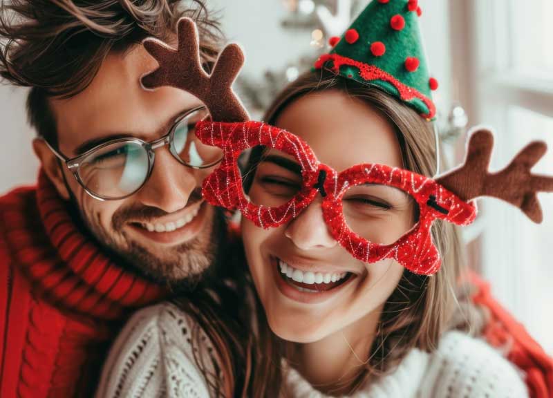 pareja-feliz-en-navidad