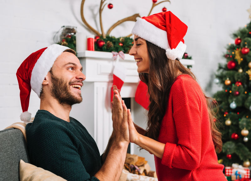 pareja-romantica-jugando-en-navidad